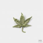 green maple leaf brooch dgrie